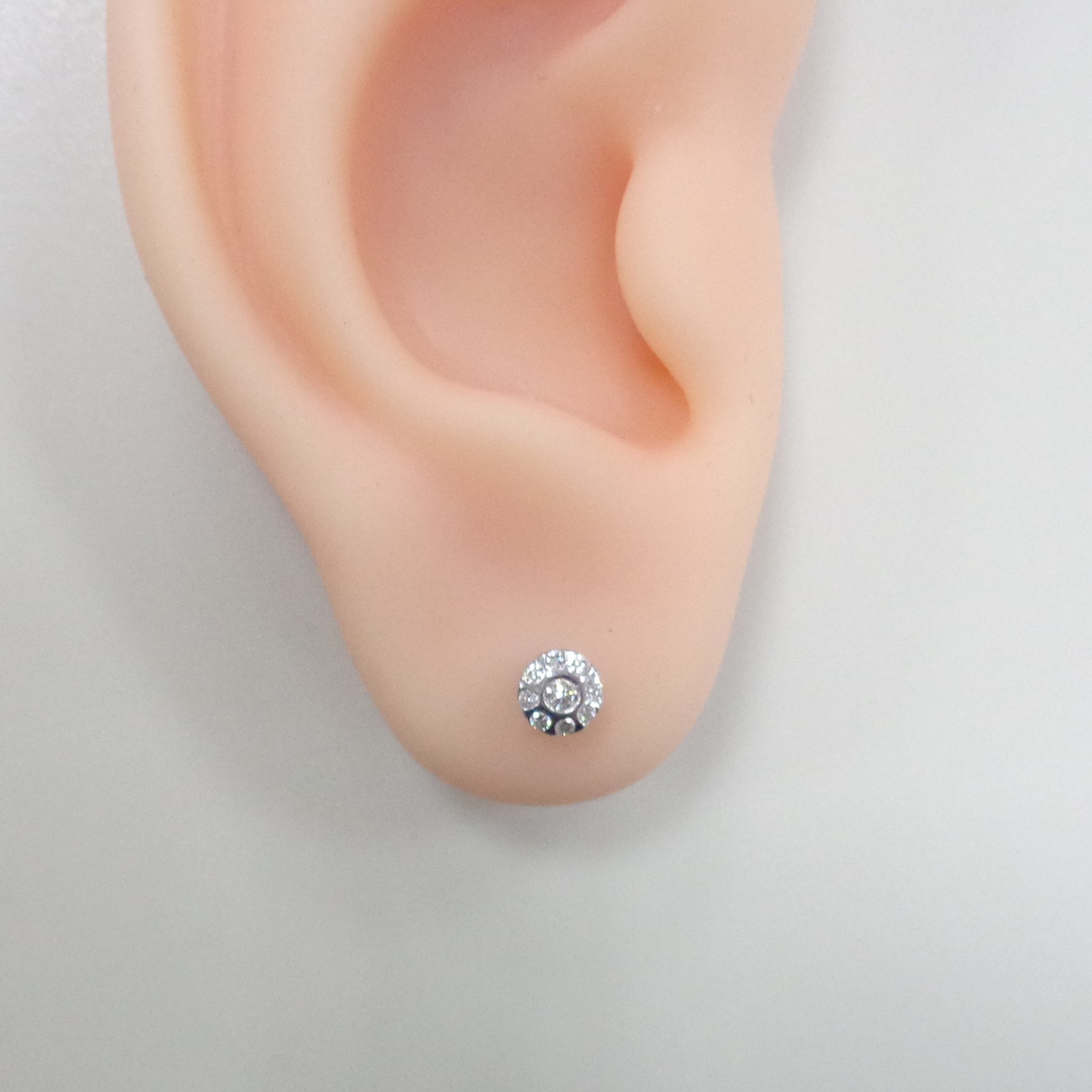 Золотые серьги-пусеты 585 пробы; белое золото; родий; вставки 2 Бр.Кр-57 0,049 3/6А; 16 Бр.Кр-57 0,1